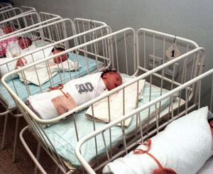 Ющенко утвердил увеличение выплат при рождении ребенка 
