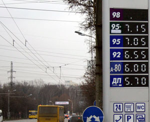 Бензин дешевеет на радость автолюбителям 