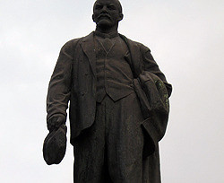 На Хмельниччине поймали двух диверсантов с картой расположения памятников Ленину  