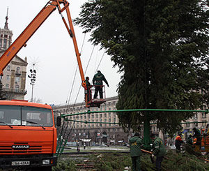 На Майдане установили 35-метровую елку 