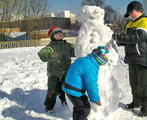 В Риге соорудили гигантского снеговика из ткани 
