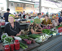 Продавцы киевского рынка не имеют документов и обвешивают покупателей 