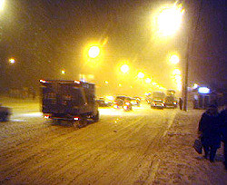 Снег парализовал юг Украины, ГАИ перекрывает дороги 