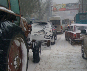 В снежном плену между Херсоном и Николаевом застряли 700 автомобилей 