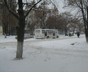 Одесские спасатели выкопали из снега десятки легковушек и 5 автобусов  