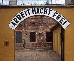 С ворот Освенцима угнали надпись 