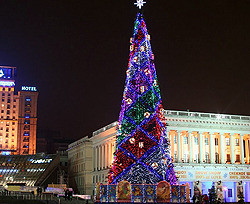 Завтра на Майдане засияет праздничная елка 
