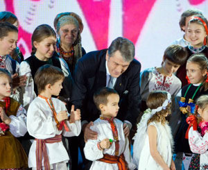 Президент поздравил украинцев с праздником, а святой Николай начал путешествовать по детдомам страны 