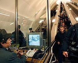 На Лукьяновке в метро закрыли эскалатор 