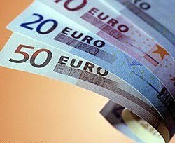 Падение курса евро замедлилось  