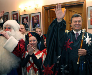 На Виктора Януковича надели плащ волшебника 