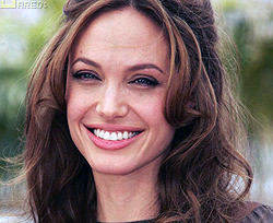 Джоли – самая красивая женщина десятилетия  