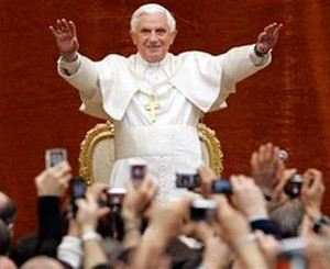 Личный секретарь папы римского встретился с женщиной, сбившей с ног Бенедикта XVI 