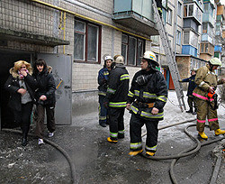 Влетевшая на балкон петарда сожгла квартиру в Киеве 