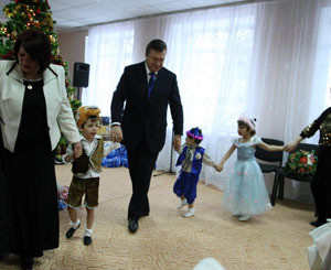 Виктор Янукович пообещал, что через 5 лет детей-сирот в Украине уже не будет  