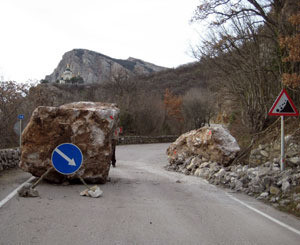 В Крыму каменные глыбы завалили дорогу у Фороса 