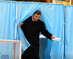 Виктор Янукович проголосовал у Юлии Тимошенко 