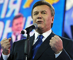 Сторонники Януковича под ЦИКом не протестуют, а радуются 