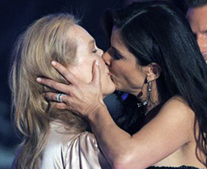 Сандра Буллок и Мерил Стрип отметили победу страстным поцелуем в губы 