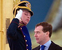 Медведеву предложили одобрить многоженство 
