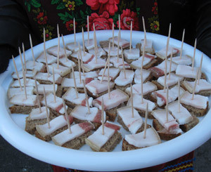 На празднике сала в Полтаве угощали новым блюдом – салом со льдом 