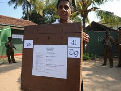 Граждане Шри-Ланки выбирают президента из 22 кандидатов 
