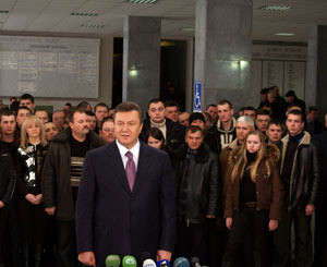 Янукович в Днепропетровске призвал губернаторов заниматься решением проблем регионов, а не политикой 