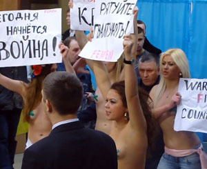 С участка, где голосует Янукович, убрали голых женщин 