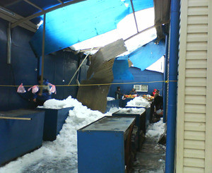 В Полтаве из-за скопления снега в базарный день провалилась крыша на рынке 