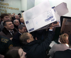 Доказательства фальсификаций Тимошенко привезла в суд в коробках из-под бумажных полотенец 