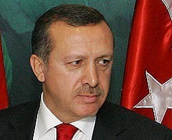 В премьер-министра Турции швырнули ботинок 