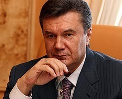 Янукович снизил свою зарплату на 50%  
