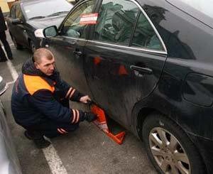 В Киеве появились первые «жертвы» новых правил парковки [ФОТО+ВИДЕО]
