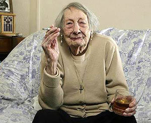 100-летняя англичанка выкуривает по 20 сигарет в день 