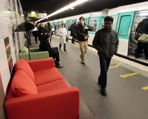 В парижском метро появились кресла и диваны 
