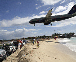 Американский самолет сбил человека на пляже  