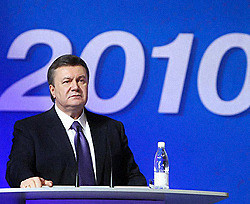Янукович заставил чиновников  законспектировать его слова  