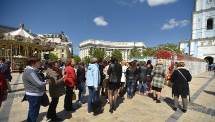 Люди съезжаются в Киев, чтобы прогуляться по 