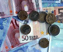Евро продолжает дешеветь  