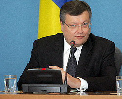 Янукович уволил Грищенко 