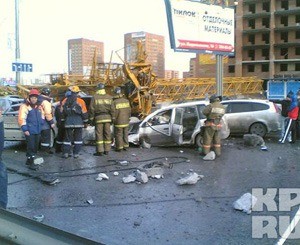 ЧП в Красноярске: Башенный кран рухнул на автомобильную пробку 
