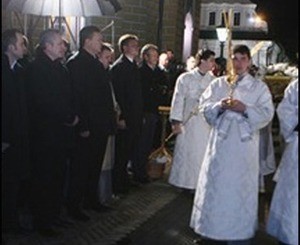 В пасхальную ночь Янукович молился в Киево-Печерской Лавре 