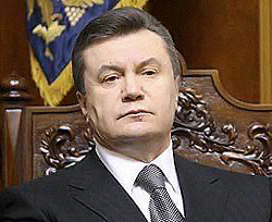 Янукович принес цветы на могилу названого отца 