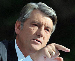 Ющенко заявил, что отбирая звание героя у Бандеры власть усиливает противостояния в обществе  