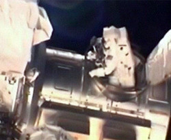 Астронавты шаттла Discovery вышли в космос 