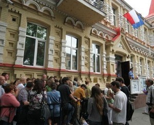Киевляне несут цветы к зданию польского посольства 
