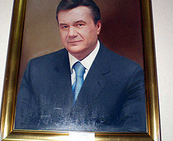 Из Кабмина убрали портрет улыбающегося Януковича и заменили его «более сдержанным»  