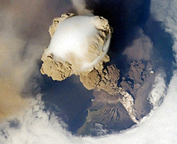 Вулкан Эйяфьятлайокудль по «имени» могут назвать только 320 тысяч человек в мире 