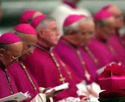 Жертва священника-педофила подал в суд на Папу Римского  