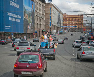 Московские фонтаны оккупировали серфингисты  
